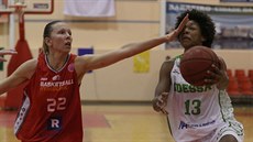 Alexandra Chomenčuková (vlevo) z Nymburka fauluje Marcii Costovou z Barreira. Alexandra Chomenčuková (vlevo) z Nymburka fauluje Marcii Costovou z Barreira.