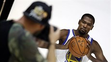 Kevin Durant z Golden State pózuje fotografovi. Kevin Durant z Golden State pózuje fotografovi.
