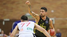 Jannis Athinaiu (vpravo) z Arisu Soluň řídí hru, brání ho Vojtěch Hruban z... Jannis Athinaiu (vpravo) z Arisu Soluň řídí hru, brání ho Vojtěch Hruban z...