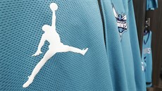 Na dresy a oblečení klubu Charlotte Hornets míří jumpman, silueta Michala... Na dresy a oblečení klubu Charlotte Hornets míří jumpman, silueta Michala...