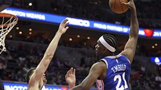 Joel Embiid z Philadelphie smečuje přes Jasona Smithe z Washingtonu. Joel Embiid z Philadelphie smečuje přes Jasona Smithe z Washingtonu.