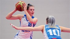Karlovarská basketbalistka Michaela Pitrová přemýšlí, co provede s míčem v... Karlovarská basketbalistka Michaela Pitrová přemýšlí, co provede s míčem v...