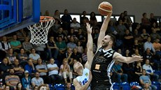 Nymburský basketbalista Vojtěch Hruban smečuje na děčínský koš, brání ho Šimon... Nymburský basketbalista Vojtěch Hruban smečuje na děčínský koš, brání ho Šimon...
