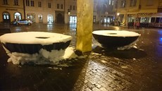Muž nalil do kašny na náměstí Republiky v Plzni čistící přípravky. Muž nalil do kašny na náměstí Republiky v Plzni čistící přípravky.