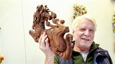 Brněnský řezbář Jiří Švihálek žil několik let ve Švýcarsku, řemeslo ho slušně... Brněnský řezbář Jiří Švihálek žil několik let ve Švýcarsku, řemeslo ho slušně...