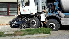Při hrozivě vypadající nehodě domíchávače a osobního auta se nikdo nezranil.... Při hrozivě vypadající nehodě domíchávače a osobního auta se nikdo nezranil....