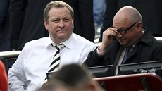 Majitel fotbalového Newcastlu United Mike Ashley (vlevo). Majitel fotbalového Newcastlu United Mike Ashley (vlevo).