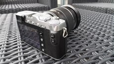 Bezzrcadlovka Fujifilm X-E3 využívá dotykový třípalcový LCD panel s rozlišením... Bezzrcadlovka Fujifilm X-E3 využívá dotykový třípalcový LCD panel s rozlišením...
