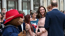 Vévodkyn Kate a medvídek Paddington na stejnojmenném nádraí (Londýn, 16....