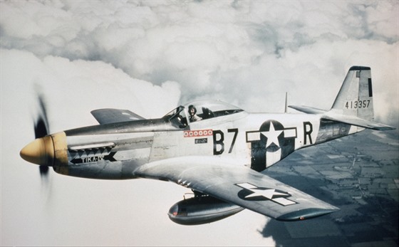 Stíha Vernon R. Richards ve stroji P-51D Mustang doprovází letku bombardér...