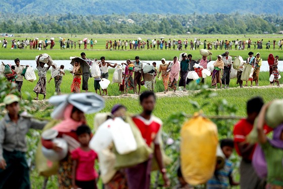 PRCHAJÍCÍ ROHINGOVÉ. Muslimtí Rohingové, kteí utekli z Barmy ped...