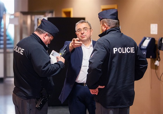 Tajemník SPD Jaroslav Staník (uprosted) nechal pivolat policii, aby odvedla...
