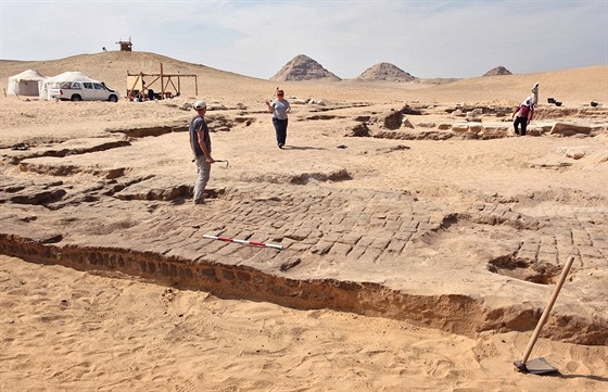 etí archeologové odkrývají chrám faraona Ramesse II. v egyptském Abúsíru....