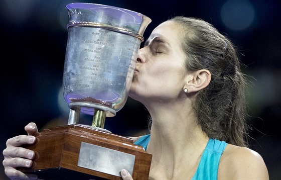 Julia Görgesová s trofejí pro vítzku turnaje v Moskv.
