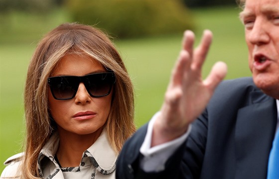 Melania Trumpová sleduje svého manela pi rozhovoru s novinái (Washington,...