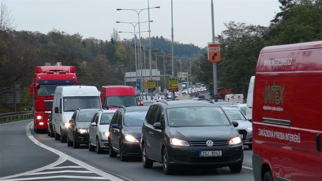 Ranní dopravu na Jiní spojce zkomplikoval pokozený autobus MHD (24.10.2017)