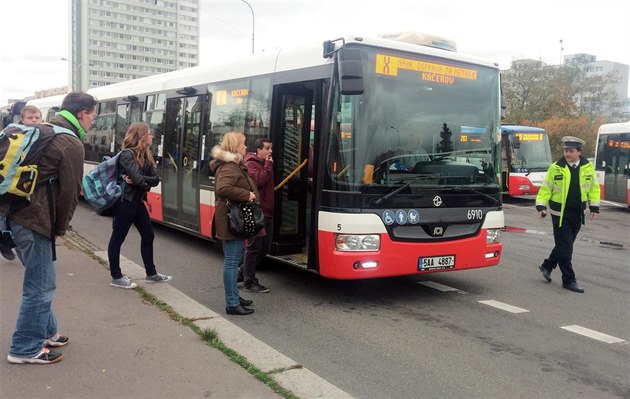 Voda v kolejiti zastavila provoz metra mezi stanicemi Háje a Kaerov. (23....