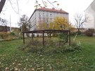 Pozemek v Nádraní je nabízen k pronájmu. Propojen je s barevnou budovou kolky.
