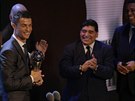Cristiano Ronaldo hrd tm trofej pro hre roku podle ankety FIFA The Best.