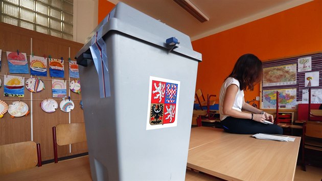Volební místnosti se uzavřely v sobotu ve 14 hodin a hned se začalo se sčítáním... Volební místnosti se uzavřely v sobotu ve 14 hodin a hned se začalo se sčítáním...