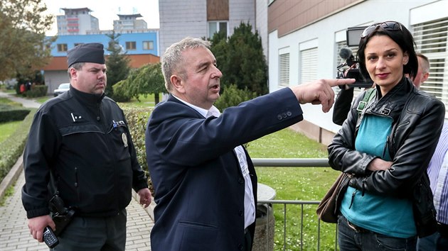 Tajemník SPD Jaroslav Staník (uprostřed) nechal přivolat policii, aby odvedla... Tajemník SPD Jaroslav Staník (uprostřed) nechal přivolat policii, aby odvedla...