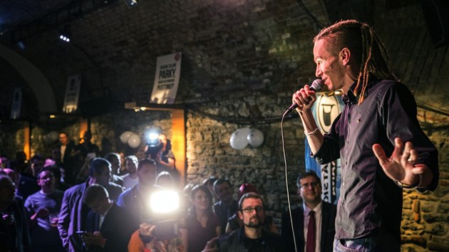 Předseda Pirátů Ivan Bartoš během proslovu v pražském volebním štábu strany.... Předseda Pirátů Ivan Bartoš během proslovu v pražském volebním štábu strany....