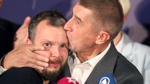 Andrej Babiš líbá marketingového stratéga Marka Prchala na tiskové konferenci... Andrej Babiš líbá marketingového stratéga Marka Prchala na tiskové konferenci...