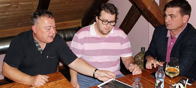 Ivan Adamec (vlevo) sleduje s kolegy z ODS v Hradci Králové průběžné výsledky... Ivan Adamec (vlevo) sleduje s kolegy z ODS v Hradci Králové průběžné výsledky...