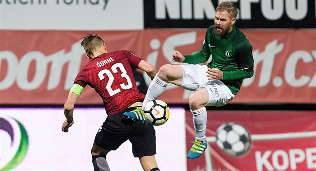 Tomáš Hübschman z Jablonce (vpravo) naskakuje na sparťana Josefa Šurala. Tomáš Hübschman z Jablonce (vpravo) naskakuje na sparťana Josefa Šurala.