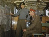 Poln marl Bernard Montgomery vysvtluje krli Jimu VI. spojeneckou...