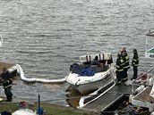 Potápěči při vyzvedávání člunu, který se potopil na břehu Vltavy v Davli.... Potápěči při vyzvedávání člunu, který se potopil na břehu Vltavy v Davli....