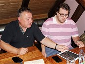 Ivan Adamec (vlevo) sleduje s kolegy z ODS v Hradci Králové průběžné výsledky... Ivan Adamec (vlevo) sleduje s kolegy z ODS v Hradci Králové průběžné výsledky...