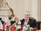 Prezident Miloš Zeman dostal v Nepomuku samopal na novináře. (20. 10. 2017) Prezident Miloš Zeman dostal v Nepomuku samopal na novináře. (20. 10. 2017)