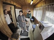 Do volební místnosti přijela také starostka Hošťky Hana Sojková (v popředí),... Do volební místnosti přijela také starostka Hošťky Hana Sojková (v popředí),...