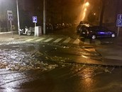 V Kotlářské ulici v centru Brno prasklo potrubí a voda zaplavila silnici. Jezdí... V Kotlářské ulici v centru Brno prasklo potrubí a voda zaplavila silnici. Jezdí...
