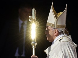 PAPE. Pape Frantiek ozáený odleskem slunce na  kíi, který drí bhem me...