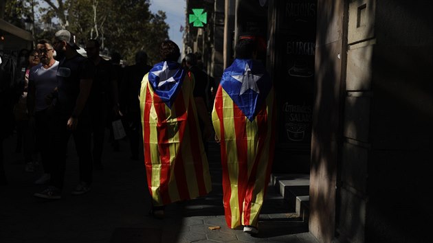 Barcelona protestuje proti uvznn dvou separatistickch ldr a rozhodnut Madridu omezit katalnskou autonomii (21. jna 2017)