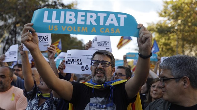 Barcelona protestuje proti uvznn dvou separatistickch ldr a rozhodnut Madridu omezit katalnskou autonomii (21. jna 2017)