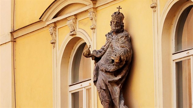 Restaurovan socha Karla IV. na prel budovy mstsk knihovny v karlovarsk ulici I. P. Pavlova.