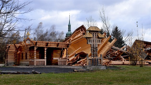 Vichice rozmetala devn kostelk.