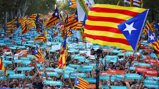 V Barcelon demonstrovalo na 450 tisc lid za nezvislost Katalnska (21.10.2017)