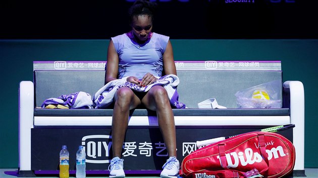 Tenistka Venus Williamsov v vodnm duelu s Karolnou Plkovou na Turnaji mistry hladce prohrla prvn set.