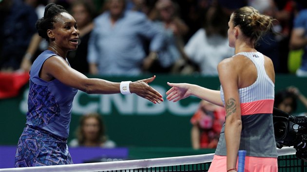 Tenistka Venus Williamsov (vlevo) gratuluje Karoln Plkov k vtzstv na Turnaji mistry.