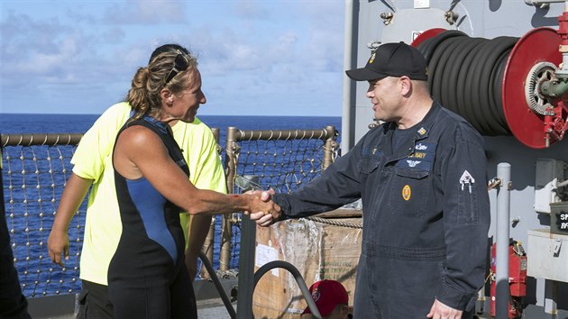Zástupce velitele Gary Wise vítá Jennifer Appelovou na palub USS Ashland (25....