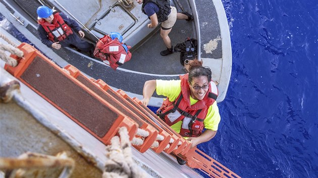 Tasha Fuiavov po zchran plh na americkou lo USS Ashland (25. jna 2017).