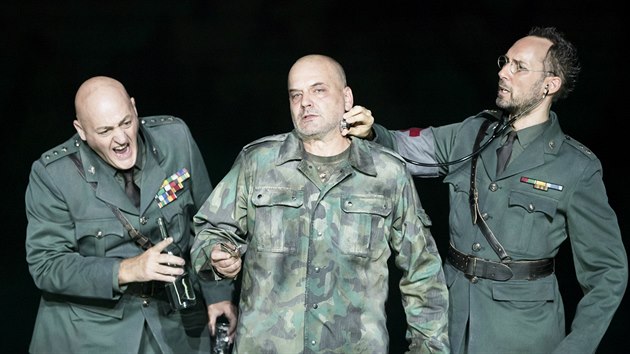 John Daszak (Hauptmann), Florian Boesch (Vojcek) a Stefan Cerny (Doktor) v inscenaci Bergova Vojcka v Theater an der Wien