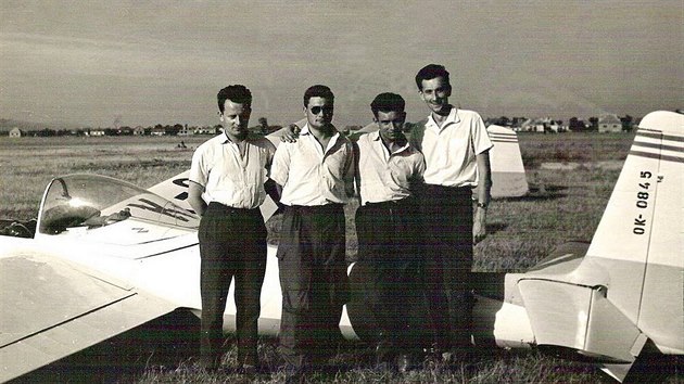 Piloti akrobatick skupiny ltajc na kluzcch LF-107 Luk: Stanislav Danihel, Miloslav Ort, Stanislav umpk a Jaroslav Lauko