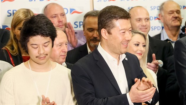 Tomio Okamura se synem Ruyem v praskm volebnm tbu SPD. (21. jna 2017)