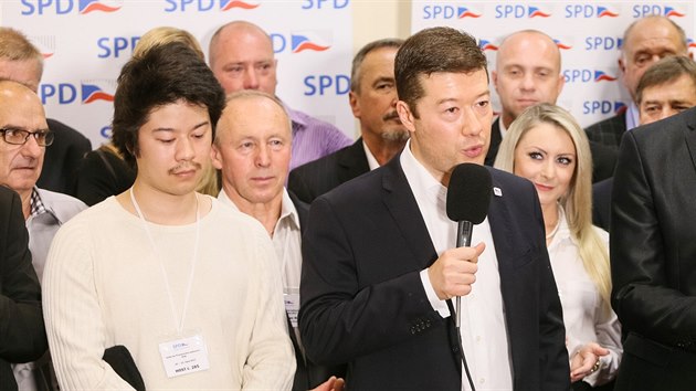 Tomio Okamura se synem Ruyem v praskm volebnm tbu SPD. (21. jna 2017)