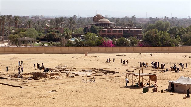 Celkov pohled na zkoumanou oblast v Absru nedaleko Khiry, kde pracuj et egyptologov. Na snmku je dobe vidt pedl mezi poutnm ternem a rodnm psem kolem Nilu.